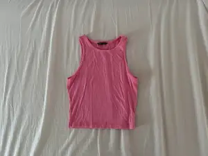 Ett jätte gulligt rosa linne. Använts 1-2 gånger max. Inga defekter. Skriv om ni har några frågor🩷priset går att diskutera 
