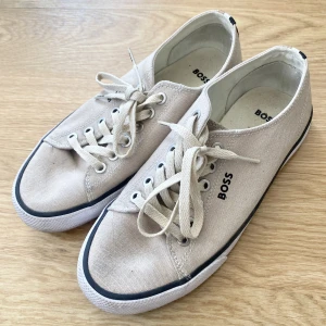 Sneakers Hugo Boss - Superfina sneakers använda 3 gånger från 2022 sommarkollektion. Nypris 999:- Men bara legat i garderoben så hoppas någon annan kan få användning för dem