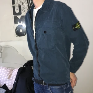 Overshirt Stone Island - Säljer min stone Island overshirt eftersom att jag har tröttnat på den. Köpt för 4300kr. Storlek L. Byte till storlek M går även bra.