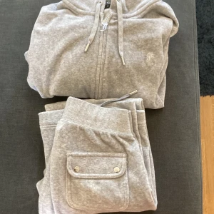 Juicy couture  - Säljer min juicy couture set i ljusgrå sparsamt använda och är i super fin skick!! Storlek S på både byxa och koftan. Nypris för båda är 2300:- 