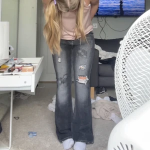 Jeans - Supersnygga jeans men TYVÄRR passade de inte för mig i låren😭😭 SÅSÅSÅSÅÅ snygga och önskar verkligen jag kunde behållt de🙏🙏 storlek 42 men sitter tight på mig som nästan alltid har 40/38🙏 