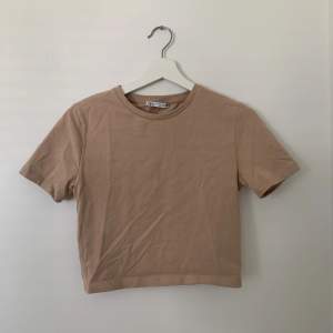 Beige t-shirt från zara, knappt använd, storlek s