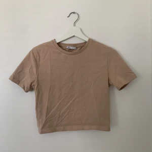 zara t-shirt - Beige t-shirt från zara, knappt använd, storlek s