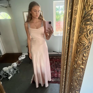 Balklänning  - Säljer min ljusrosa balklänning från ASOS, helt oanvänd då jag missade retur datumet! Jag är 173 och har storlek 36 i klänningen. Mjukt material EJ genomskinlig💖DM:a vid intresse!