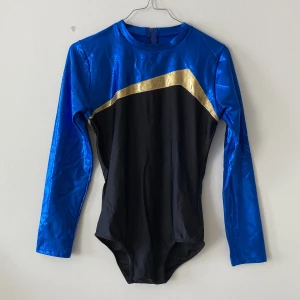 Body/Gymnastikdräkt - Svincool gymnastikdräkt som kan användas som body. Står 48 på storlekslapp, vet ej vad det innebär men skulle säga att den passar en strl S/M. Den är lite stor på mig som är xs/s.