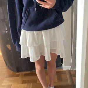 Kjol - Jätte söt vit kjol ifrån Chelsea! Nypris är 500 och den är aldrig använd! Bud på 185