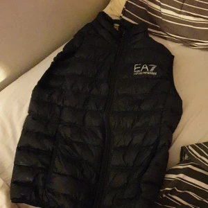 EA7 väst  - Äkta Emporio Armani väst i färgen mörkblå använd 1 gång men inga tecken på slitning,smuts eller någon annan skada.  Pris kan diskuteras vid en snabb affär