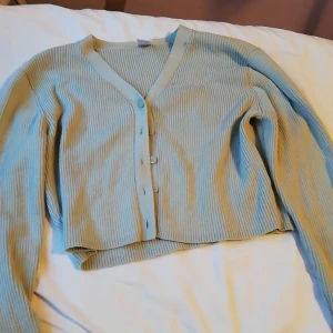 Grön kofta  - Ljusgrön kofta från lindex. Jätteskön på sommaren. Väl använd men bra skick. +den är helt nytvättad 