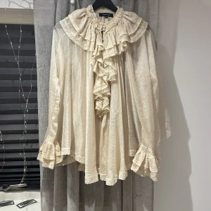 Blus  - Unik och super söt blus💕 Använder tyvärr aldrig. Passar bra på både folk som är s och m. Priset går att diskutera. Köparen står för frakt eller så kan man mötas upp i Stockholm💕