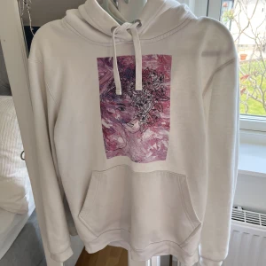 Tröja - Skitsnygg hoddie från the cool elephant, storlek xs, använd ett fåtal gånger, väldigt fint skick, inga defekter. Pris kan diskuteras vid snabb affär, hör av dig vid frågor❤️
