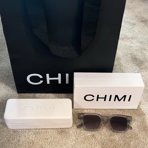 Chimi  - Säljer mina chimi 04 grey i jätte fint skick!💕 fodral, dustbag, pustduk osv medföljer!! 