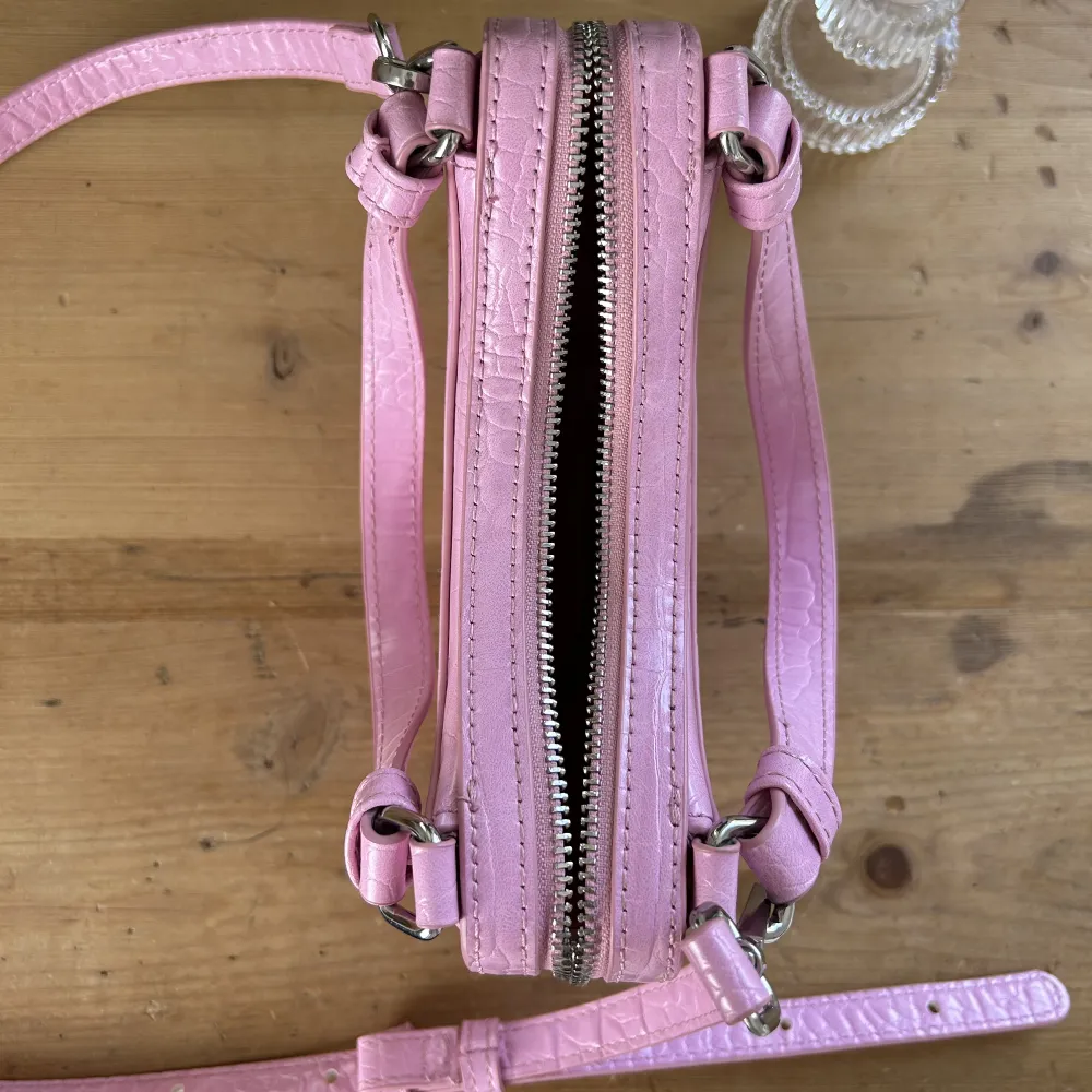 Säljer min urgulliga rosa väska från ZARA i nyskick🩷Väskan är köpt förra året och är helt slutsåld på hemsidan. Perfekt nu till sommaren!. Laukut & Käsilaukut.
