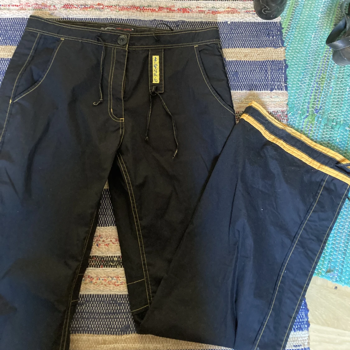 Coola svarta baggy cargobyxor med gula detaljer - 91