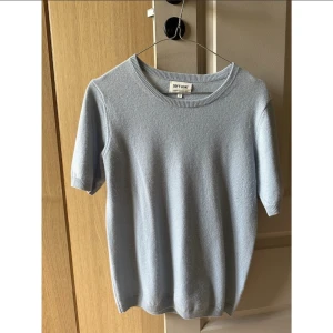 Soft goat - Intressekoll. Söt ljusblå soft goat t shirt!