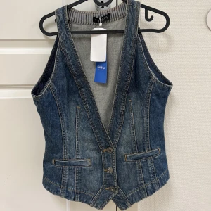Denimväst - En ball denimväst som jag aldrig använt, det är så så snygg på och så snyggt nu till sommaren! 🌼