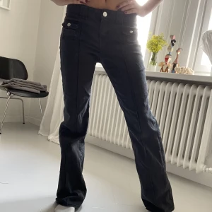 Trendiga hm jeans  - Har bestämt mig för att sälja mina eftertraktade populära jeans från hm som är helt slutsålda, använda ca 3 gånger 