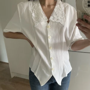 Vintage skjorta 🤍 - Så fin med spets! Aldrig använd. Inga defekter. Passar XS-M, beroende på hur man vill den ska sitta. 
