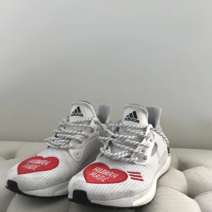 Adidas Ultraboost pharrell williams human made  - Jag säljer ett par Adidas Ultraboost, pharrell williams human made i storlek 41 som är limited edition ( dom göra bara ett visst antal ).  Köpta för 1999kr och jag säljer dom för 499 Priset kan diskuteras vid snabb affär.