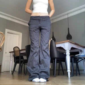 Kostymbyxor - De perfekta lågmidjade kostymbyxorna!! Midjelängd 40cm, innerbenslängd 82cm🤍