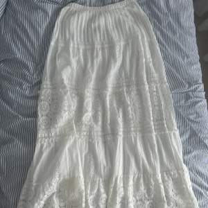 Säljer denna vita långa kjol då jag inte använder den! Kom privat vid frågor eller intresse 