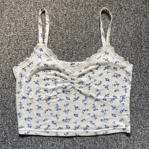 Blommigt linne - Ett sött linne med blommor, vet inte vad märket är för att de inte står. Knappt använd :)