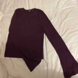 Tröja från bikbok - Mörklila stickad tröja från bikbok i fint skick, utsvängd i armarna