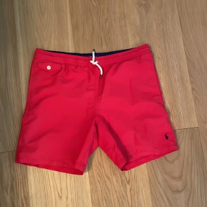 Röda Ralph lauren badbyxor - Röda badbyxor från Ralph lauren som har använts ett par gånger men ser likadana ut som de gjorde när de köptes.