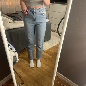 Jeans från Gina Tricot  - Blåa jeans från Gina Tricot i bra skick. Köparen står för frakten💗💗