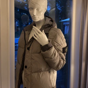 Stone island dunjacka  - Stone island dunjacka i storlek M passar S. 6/10 i skick därav priset! 