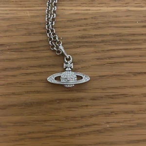 Vivienne Westwood smycke - Helt nytt Vivienne Westwood smycke aldrig använt. Skriv i Dm för frågar och priset är inte hugget i sten