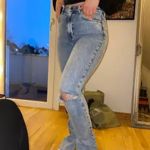 Jeans från Zara  Storlek 38 Köpte för 399kr Säljer för 99kr