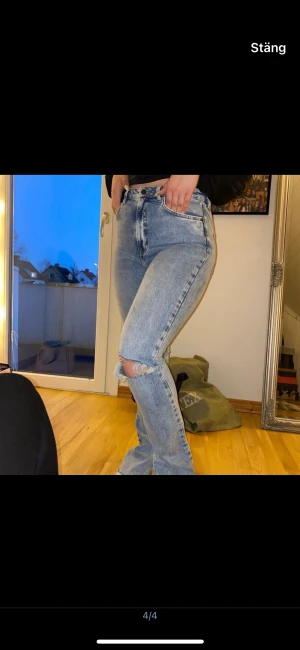 Jeans med slit  - Jeans från Zara  Storlek 38 Köpte för 399kr Säljer för 99kr