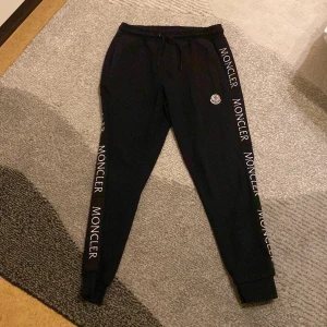 Moncler byxor - I bra skick Knappt använda