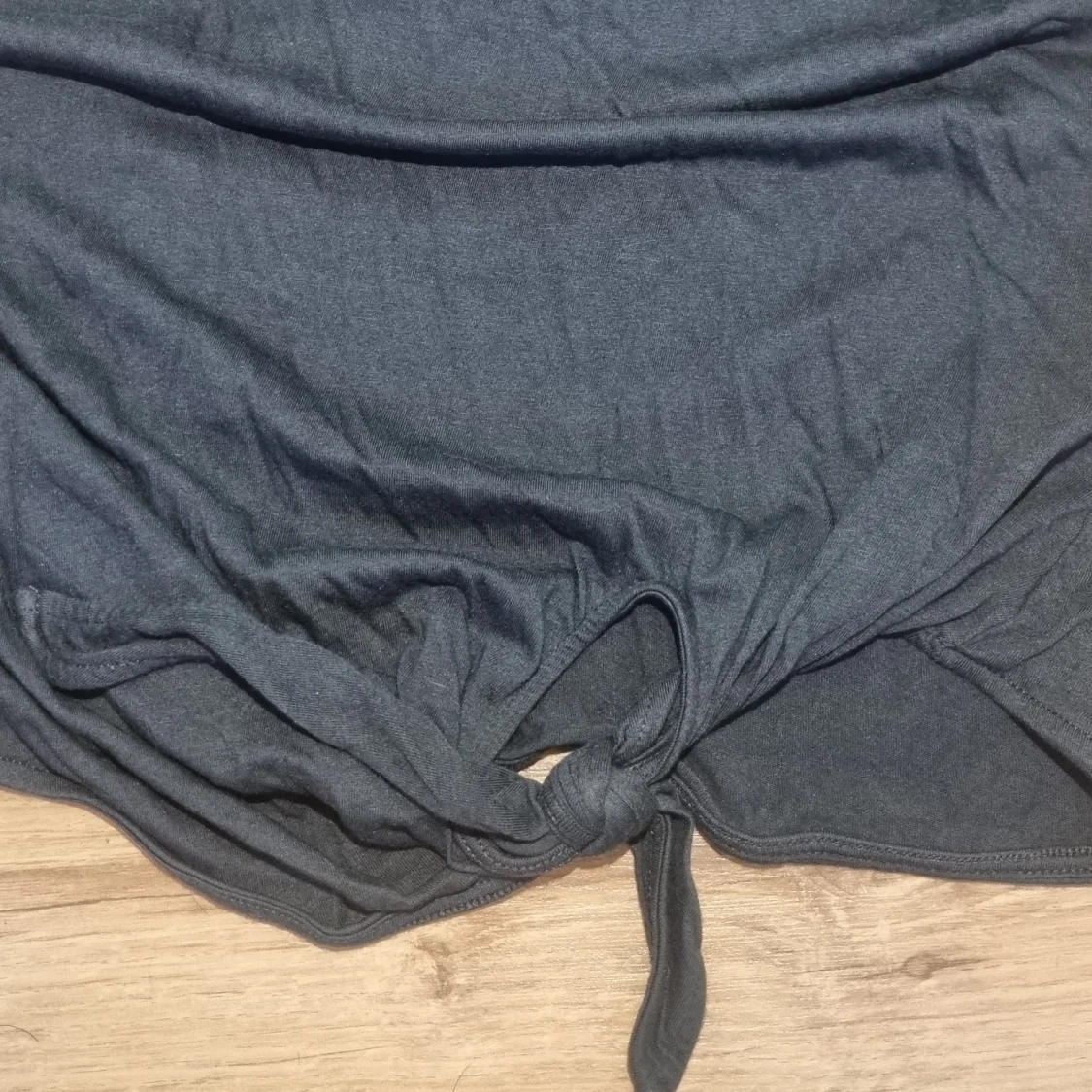 Svart t-shirt med en knut - 91