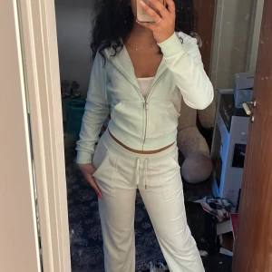 Juicy Couture Set - Hej tjejer, jag säljer min mintgröna juicy set som tyvärr är slutsåld nästan överallt! Byxorna använts endast 1 gång, koftan helt oanvänd med prislapp kvar. Kan skicka fler bilder ifall💚 Jättefint nu till sommarkvällar med sån fräsh färg💚