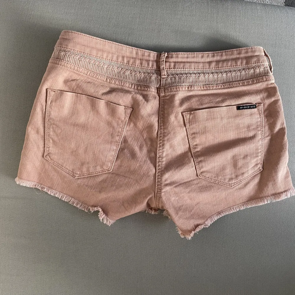 Asnajs lågmidjade rosa shorts med mönster. Frakt ingår inte. Shorts.