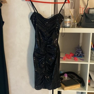 Klänning - En jättefin marinblå festklänning med paljetter från gina i storlek S. Använt 1 gång. Köpare står för frakt!