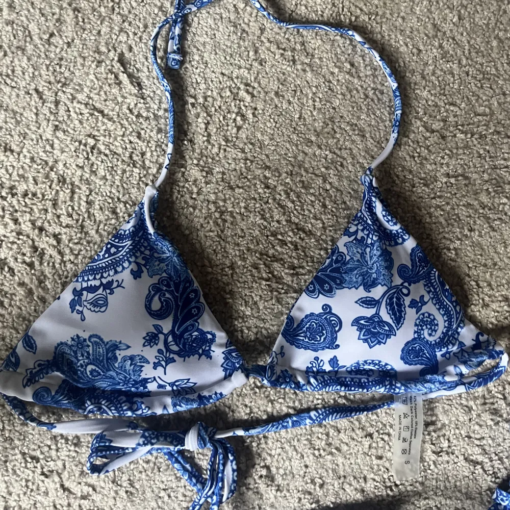 Säljer denna jättefina bikini med fint blått mönster💕aldrig använd . Övrigt.