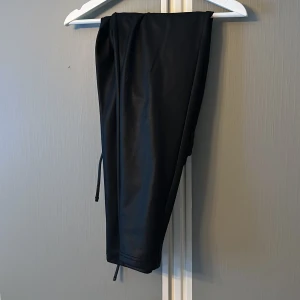 Byxor - Byxor i skinnimitation och chinos modell. Lite kortare i benen, snörning i midjan.