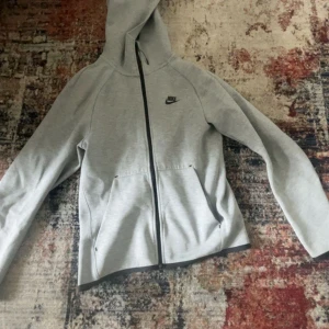 Nike tech fleece Old season - Hej, jag säljer nu min Nike tech fleece i väldigt bra pris med tanke på att den är i väldigt bra skick och den har även slutat tillverkats vilket gör den ganska sällsynt! 