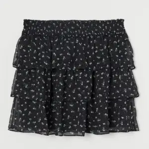 Säljer denna slutsålda kjol som jag tyvärr inte använder🩷 Den är i mycket bra skick👍 Stretchig👏👏 Nypris 199kr Tveka inte på att ställa frågor☺️ 