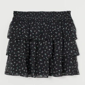 Blommig volang kjol - Säljer denna slutsålda kjol som jag tyvärr inte använder🩷 Den är i mycket bra skick👍 Stretchig👏 Nypris 199kr Tveka inte på att ställa frågor☺️ 