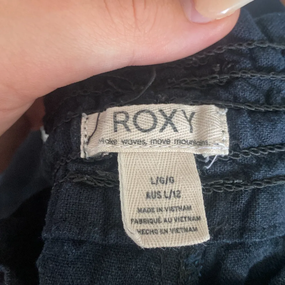 Jötte fina o knappt använda linne byxor från Roxy💕💕   Dom är i stl L men skulle passa en M perfekt.  Inte mina bilder. . Jeans & Byxor.