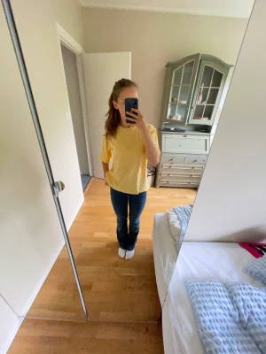 T-shirt - Gul t-shirt från lager 157. Använd typ en gång så är som ny. 