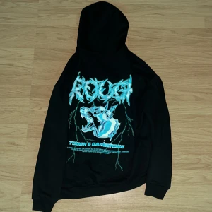 Super snygg zipp up hoodie - Oversized Super snygg zipp up hoodie med en doberman hund på ryggen i neon blå färg 