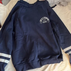 Huvtröja  - Nyskick, använt en gång. Skickad omgående.