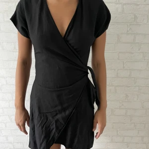 Klänning  - Super snygg svart klänning, säljer då den tyvärr inte kommer till någon användning längre 