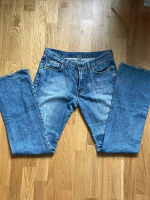 Lågmidjade bootcut jeans från Replay. Mina dröm jeans men de var tyvär lite för små i midjan. Är 174 och de är perfekt långa på mig. Pris kan diskuteras, tveka inte på att skriva angående frågor!!
