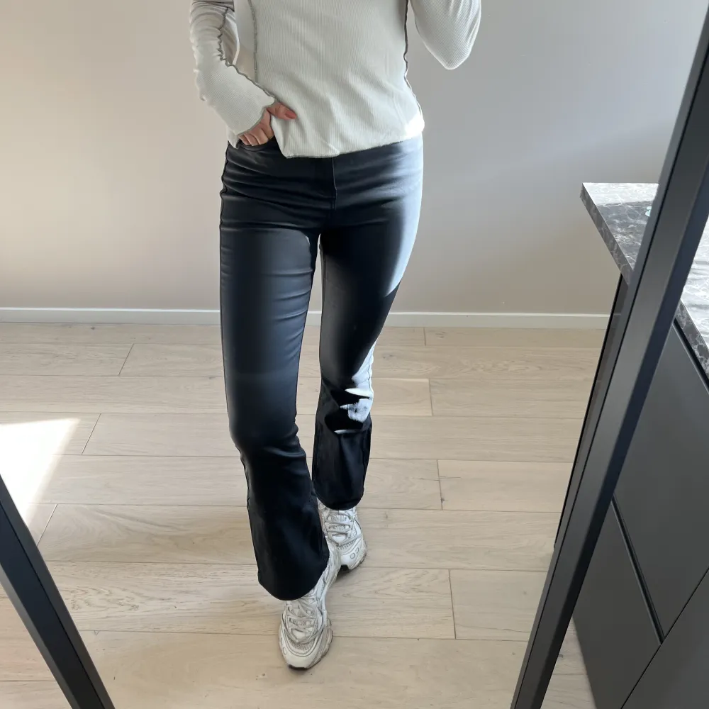 Faux läderbyxor, högmidjade utsvängda från NLY Trend. Går typ till anklarna på mig som är 174 cm. Väldigt stretchiga och bekväma. . Jeans & Byxor.