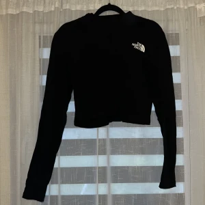 Långärmad croptop - Långärmad croptop från north face. Köpt för 314kr.
